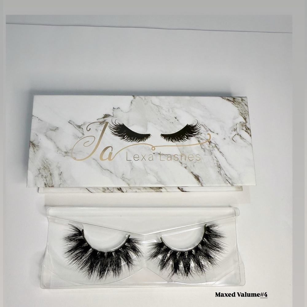 Dramatic Black Eyelashes